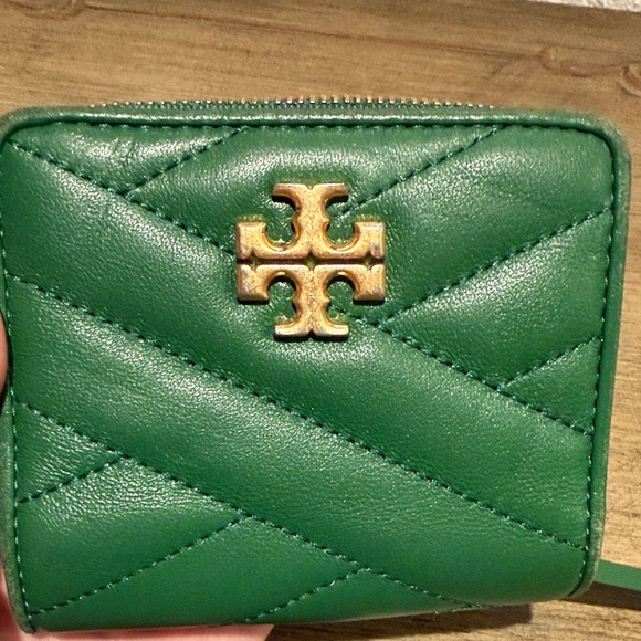 Tory Burch Quilted Green Wallet with Gold Logo - Picture 10 of 11